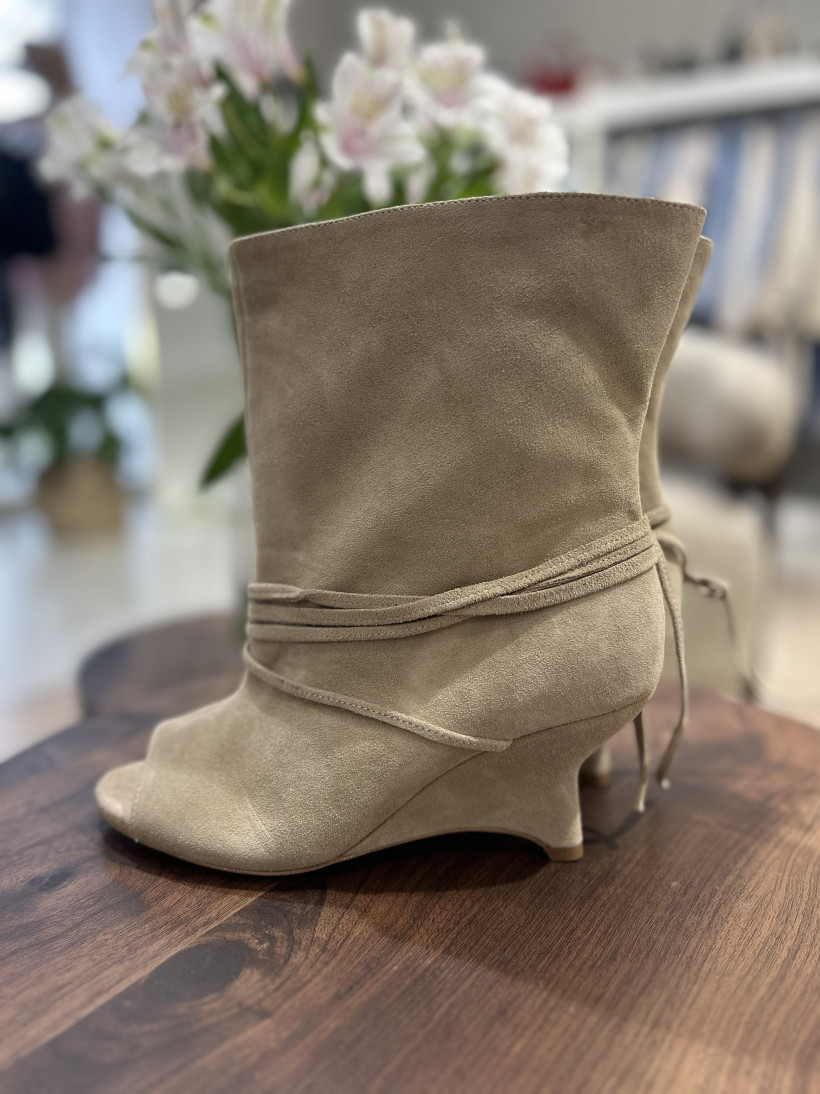 SEM BOTKI BEŻ ODKRYTE PALCE