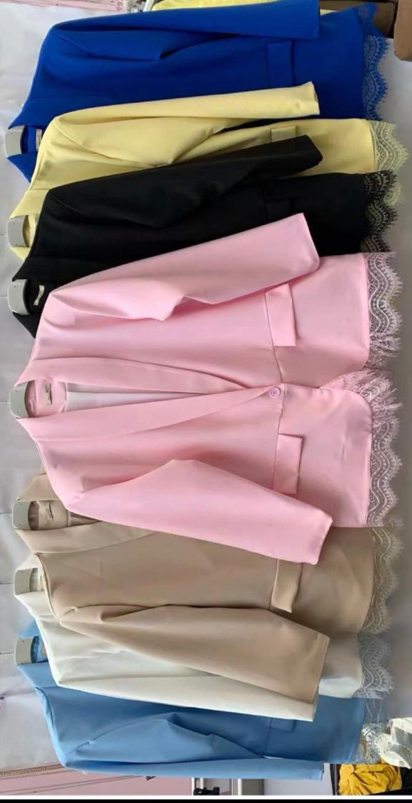 Elegancki żakiet plus size z koronką