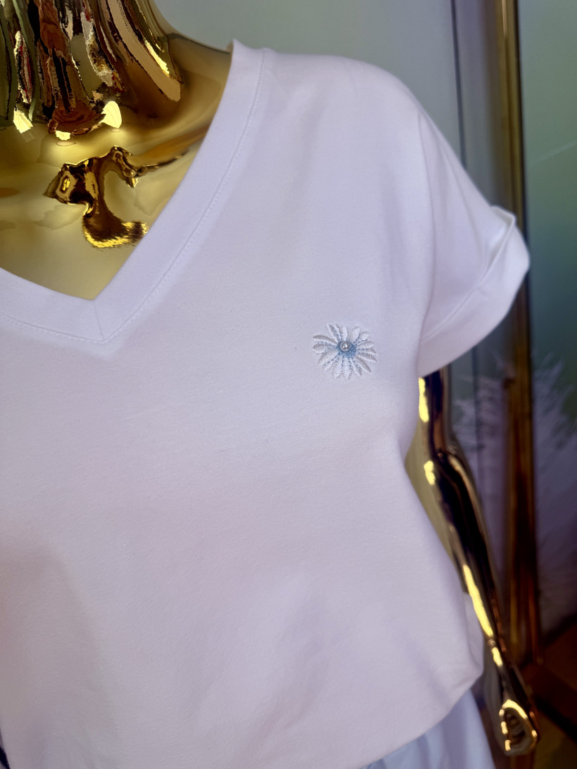 Bluzeczka gladka z dekoltem V i wyszywaną stokrotką MOKO