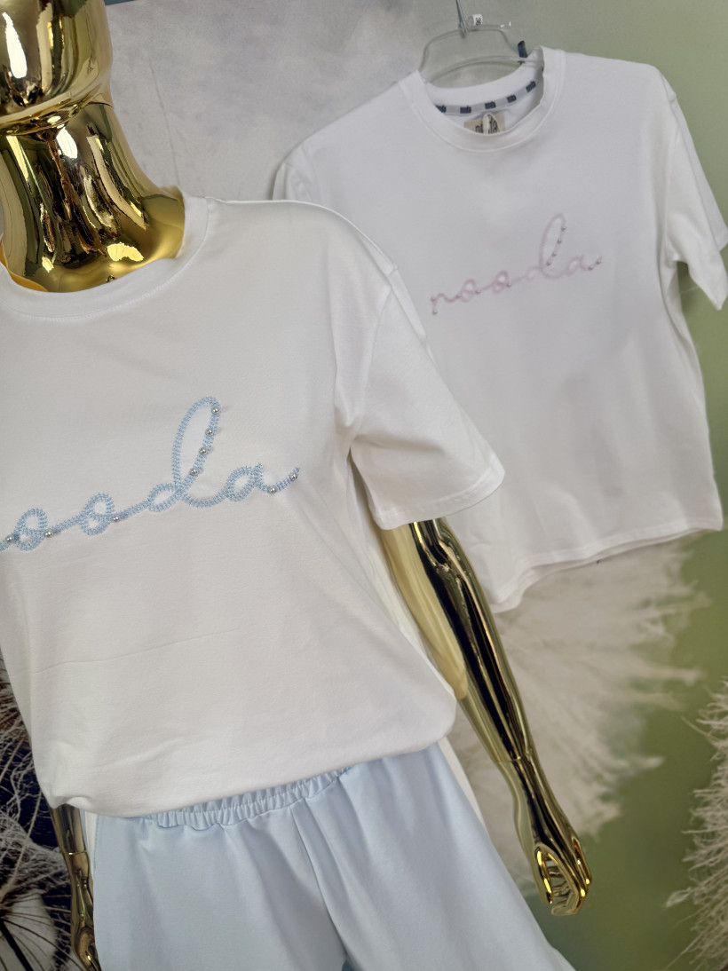 T-shirt z wyszywanym napisem i perełkami 3D NOODA