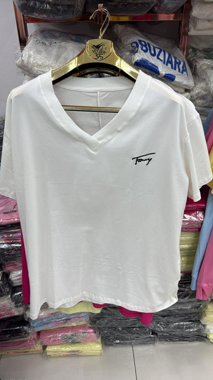 Bluzka jednokolorowaw serek z napisem - 15867 - biała