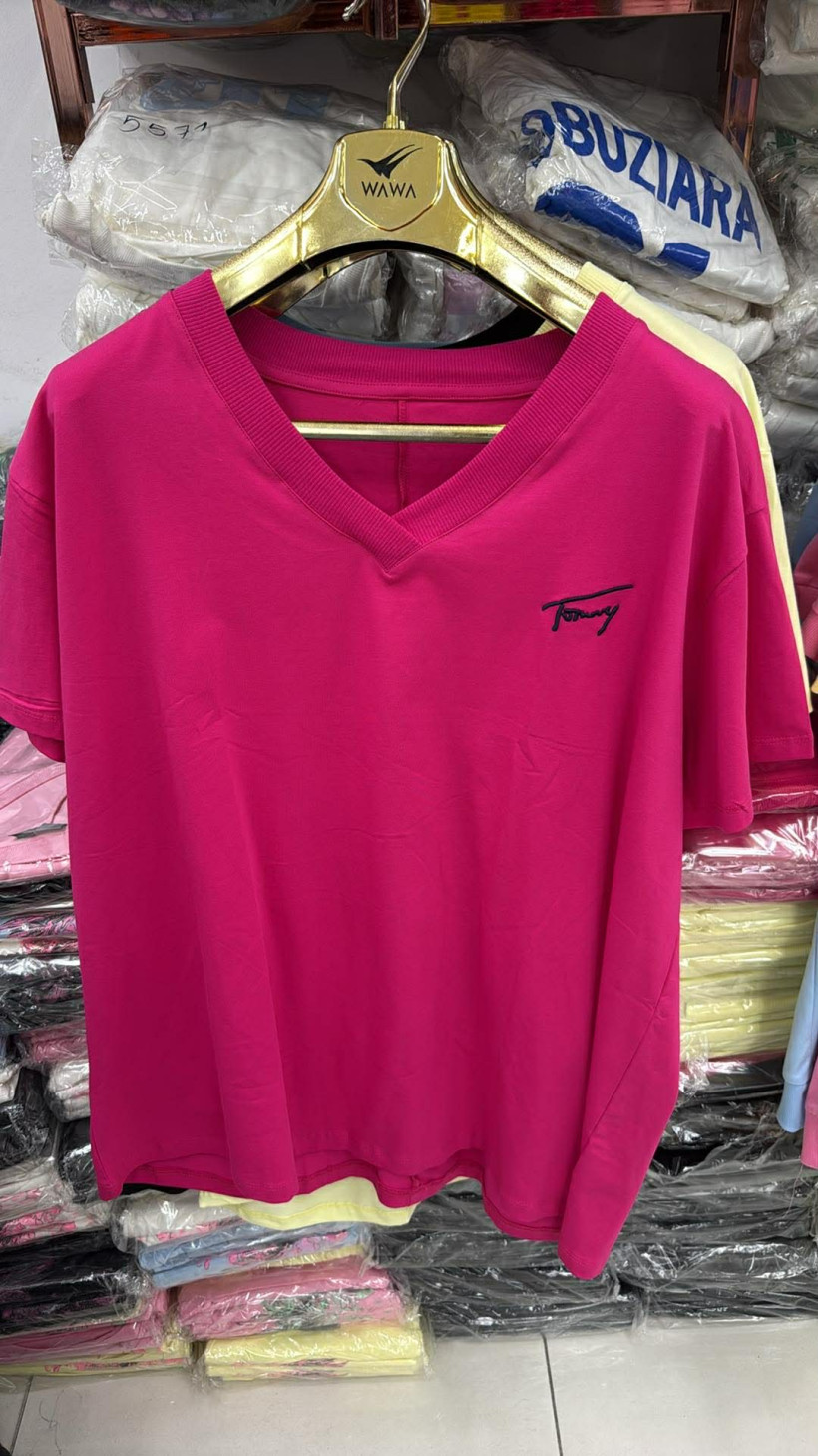 Bluzka jednokolorowaw serek z napisem - 15867 - fuksja