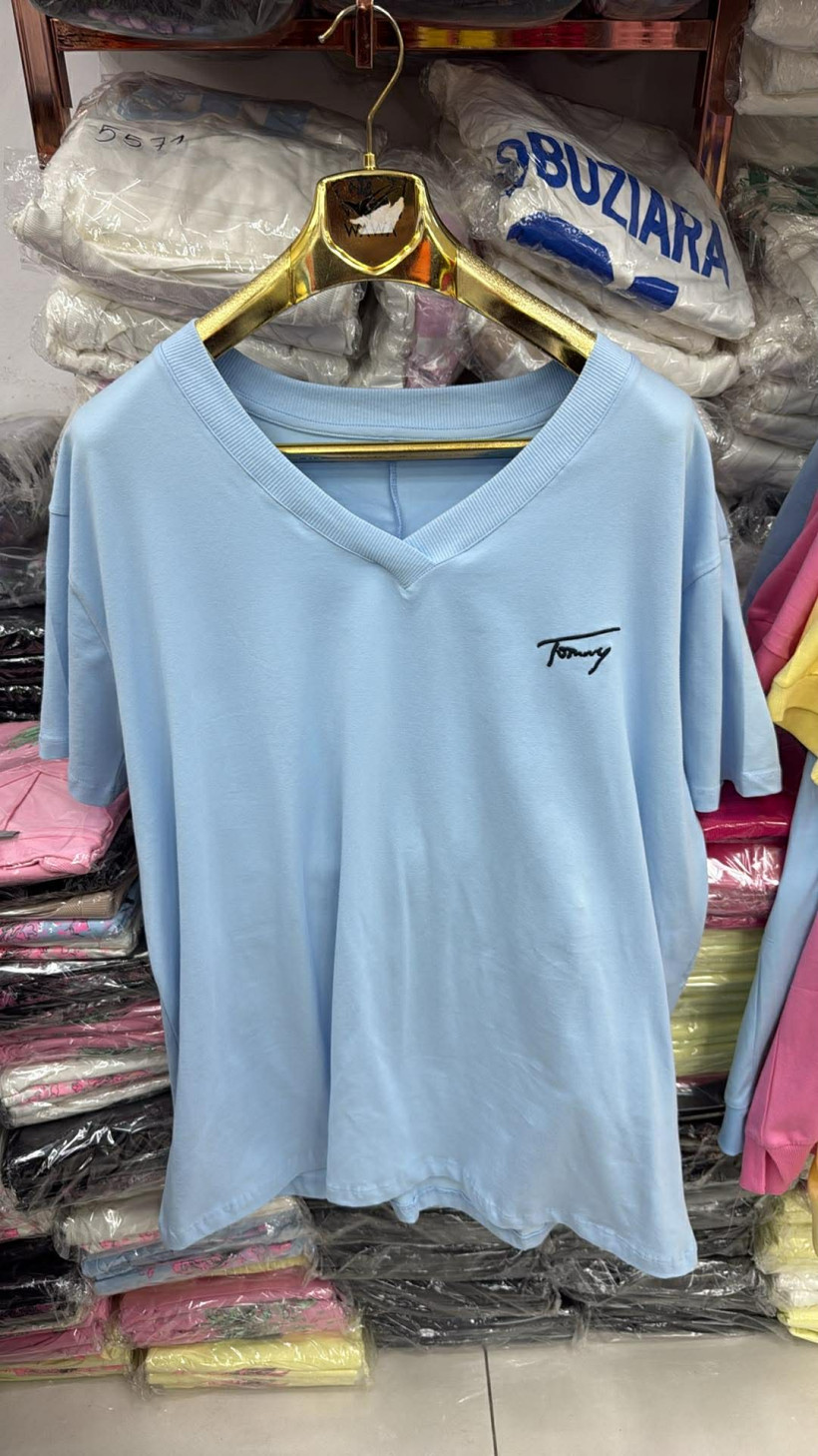 Bluzka jednokolorowaw serek z napisem - 15867 - niebieska