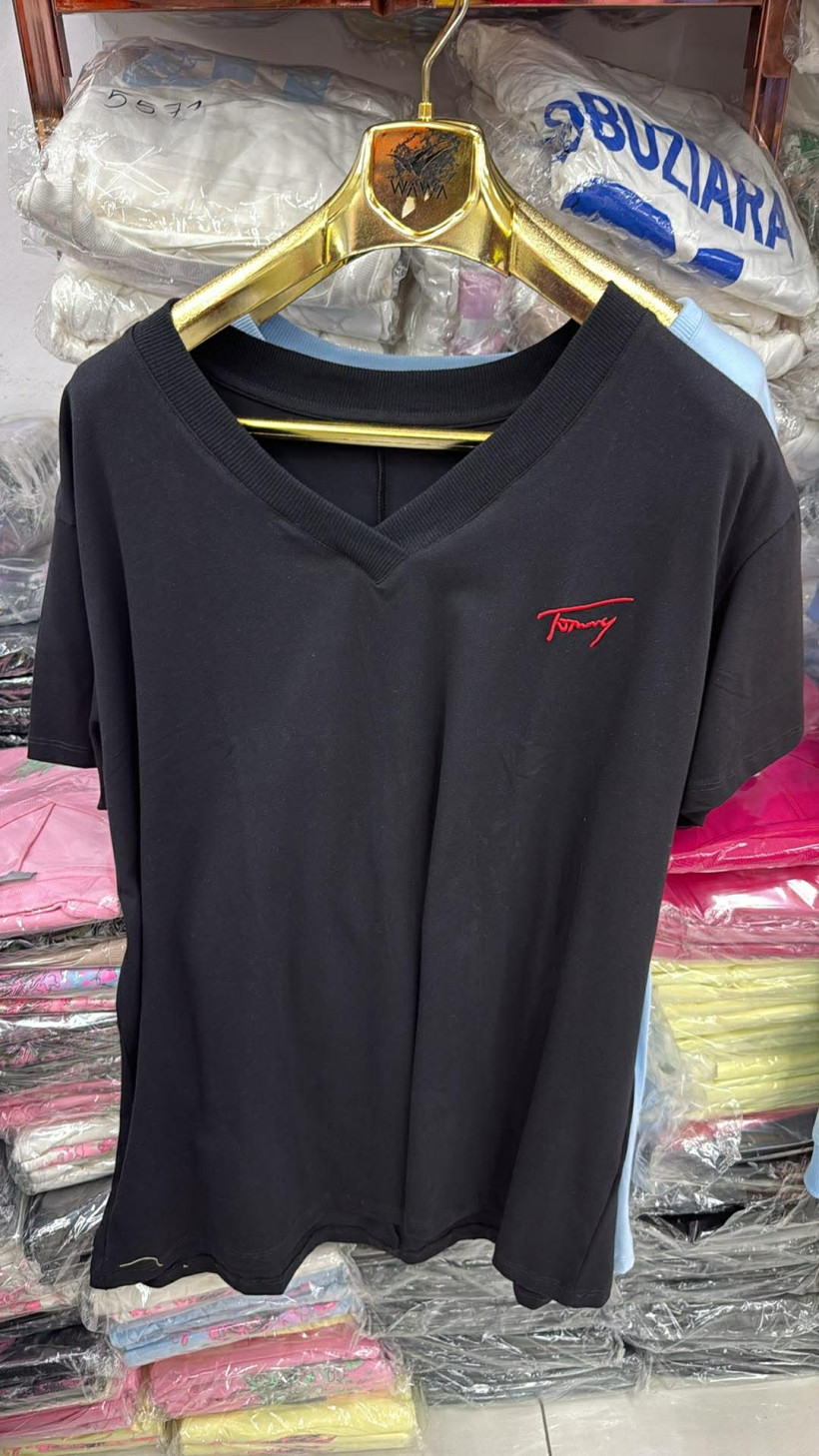 Bluzka jednokolorowaw serek z napisem - 15867 - czarna