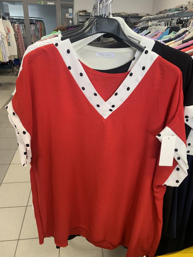 Bluzka jednokolorowa , lamówka w kropki 5779 - czerwony