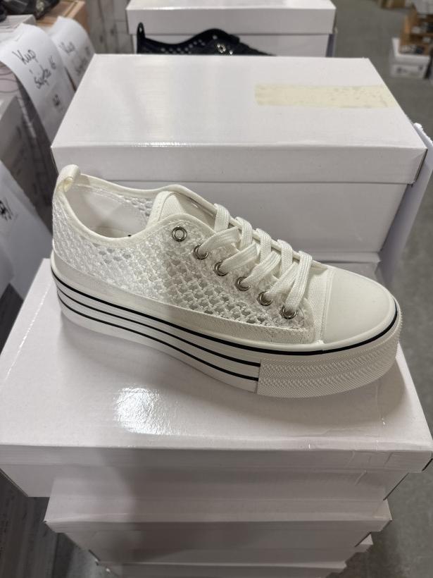 SWIETA 22 -TRAMPEK BIALY KORONKA sw-027 white