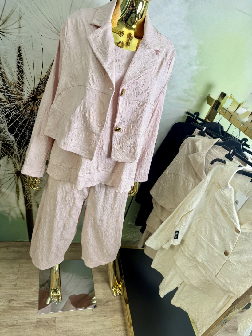 Komplet: żakiecik i spodnie 7/8 z wiskozy koronkowej Minouu