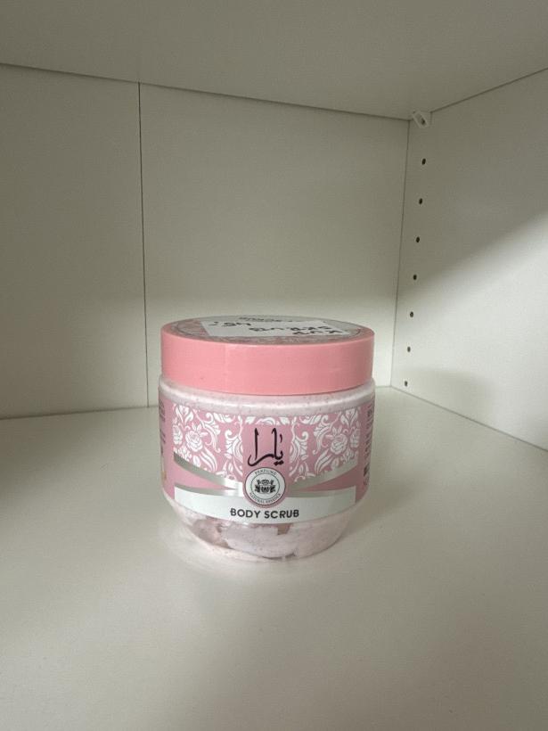 Skrub żel peelingujący do ciała różowy dubajski