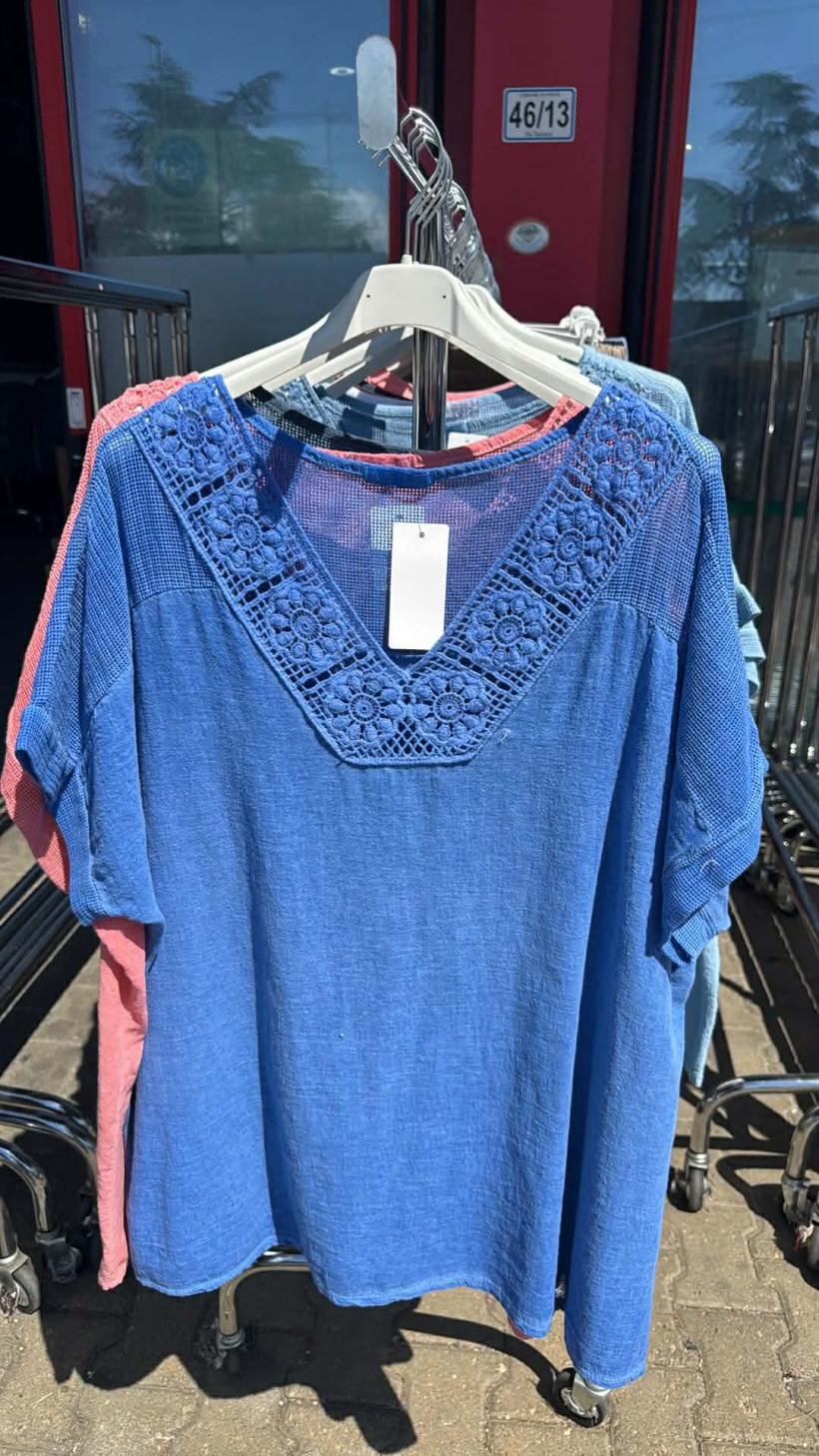 Italia nr 12 - Bluzka jednokolorowa - dekolt z koronki - 5277 - chaber