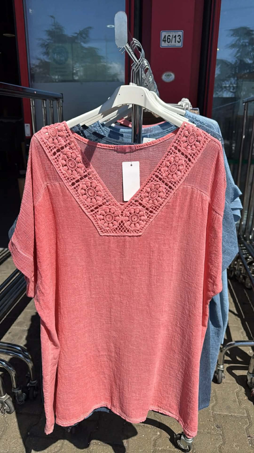 Italia nr 12 - Bluzka jednokolorowa - dekolt z koronki - 5277 -  łosoś