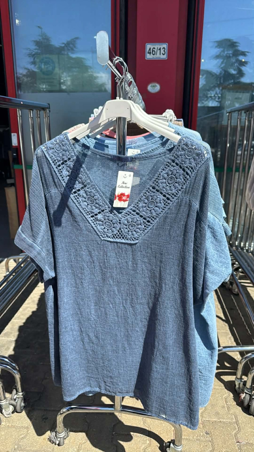 Italia nr 12 - Bluzka jednokolorowa - dekolt z koronki - 5277 - granat