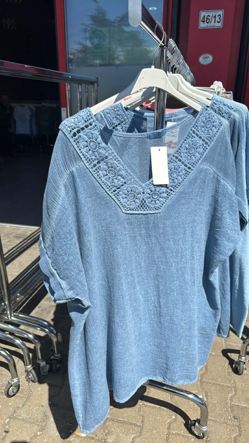 Italia nr 12 - Bluzka jednokolorowa - dekolt z koronki - 5277 - jeans