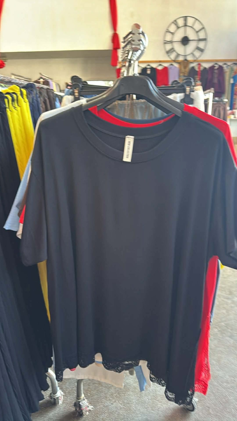 Italia nr 12 - Bluzka jednokolorowa - wykończona koronka - 28777 - czarny