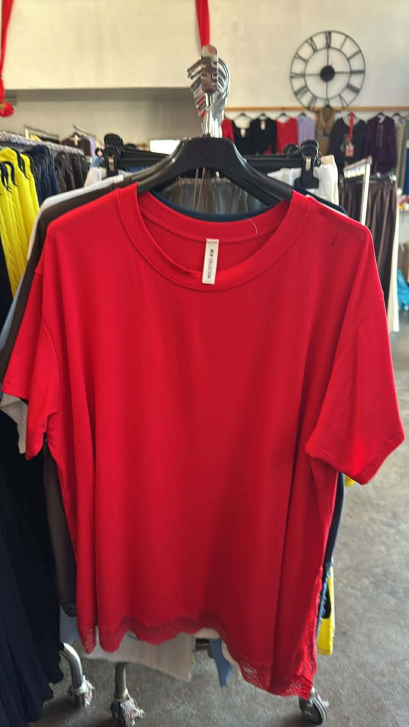 Italia nr 12 - Bluzka jednokolorowa - wykończona koronka - 28777 - czerwony