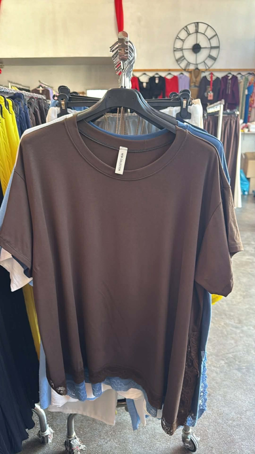 Italia nr 12 - Bluzka jednokolorowa - wykończona koronka - 28777 - czekolada