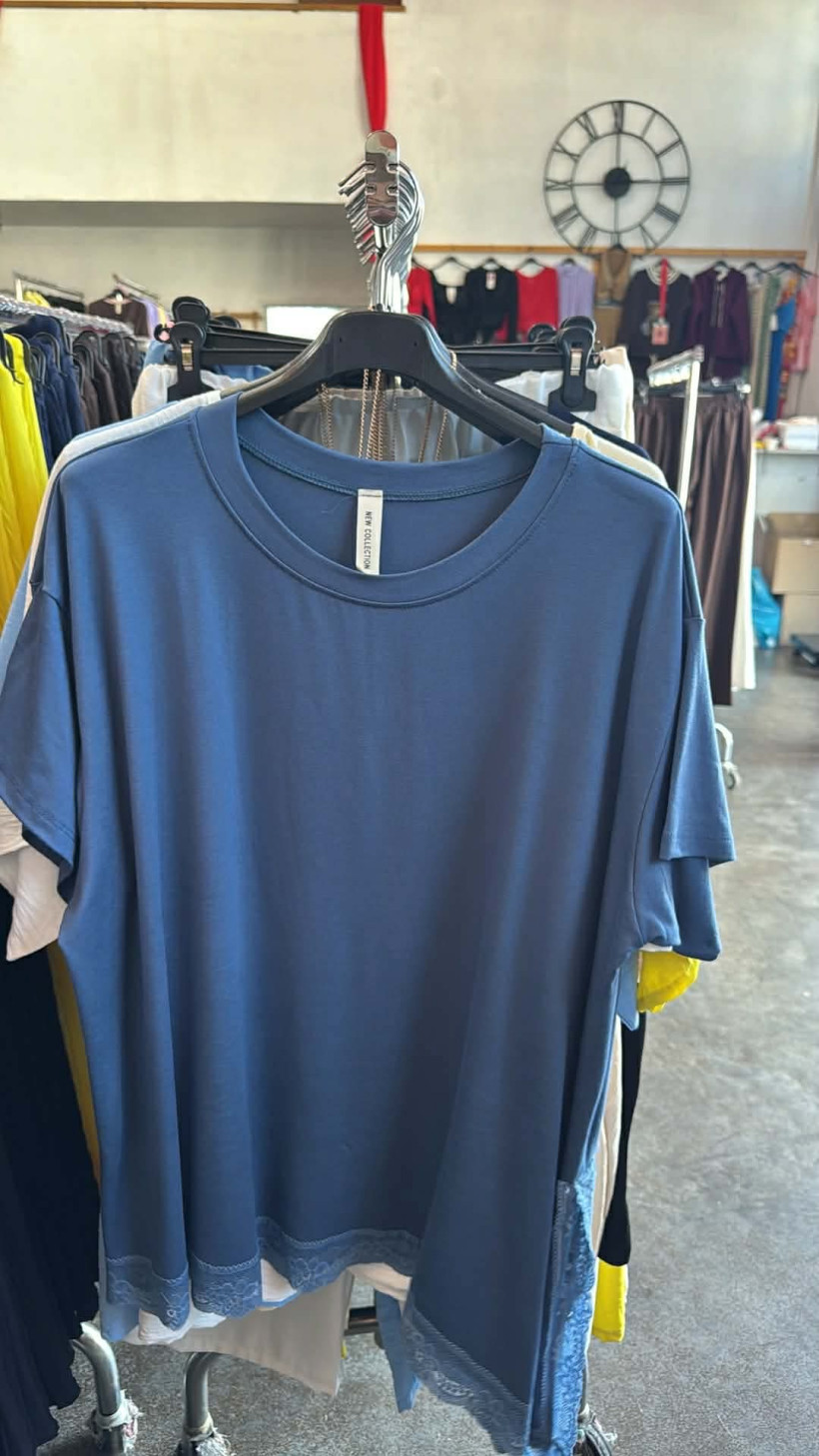 Italia nr 12 - Bluzka jednokolorowa - wykończona koronka - 28777 - jeans