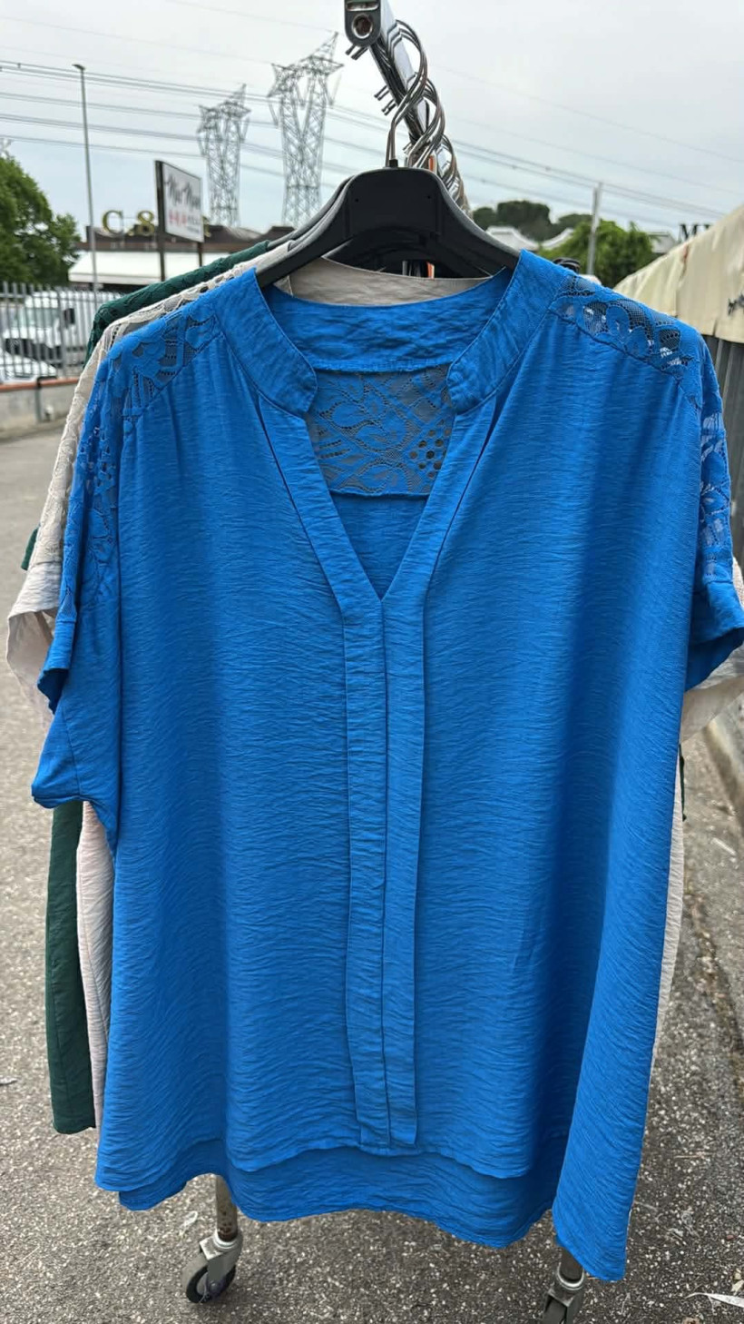 Italia nr 12 - Bluzka jednokolorowa z listwą - tył z koronki - 24379 - chaber