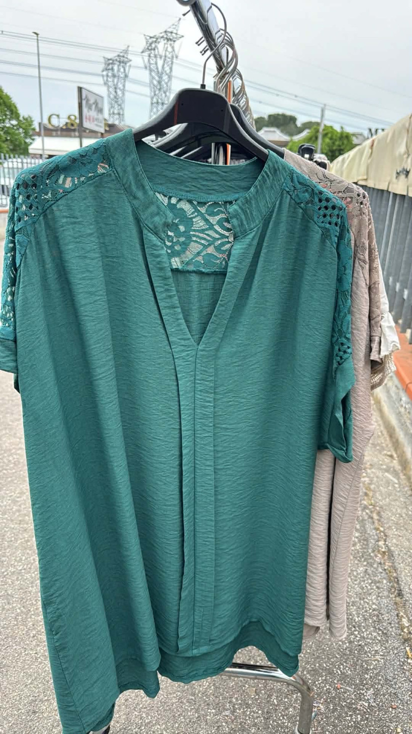 Italia nr 12 - Bluzka jednokolorowa z listwą - tył z koronki - 24379 - butelkowa zieleń