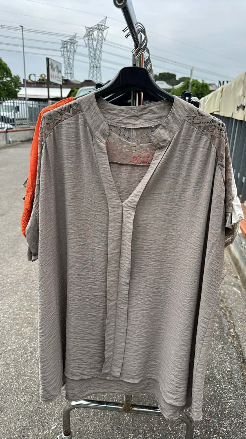 Italia nr 12 - Bluzka jednokolorowa z listwą - tył z koronki - 24379 - fango