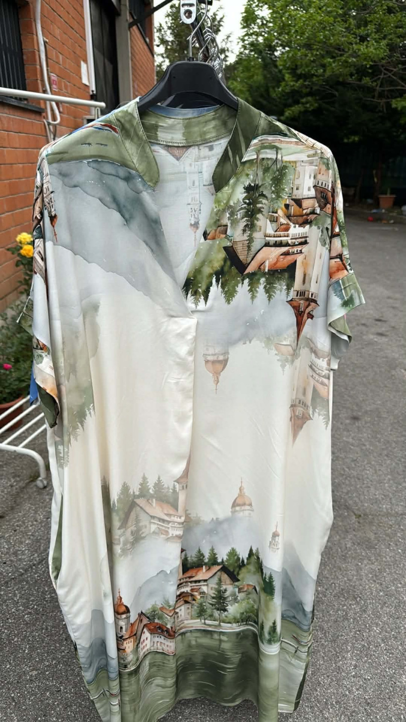 Italia nr 12 - Sukienka maxi - wzór miasto - 24584 - oliwka