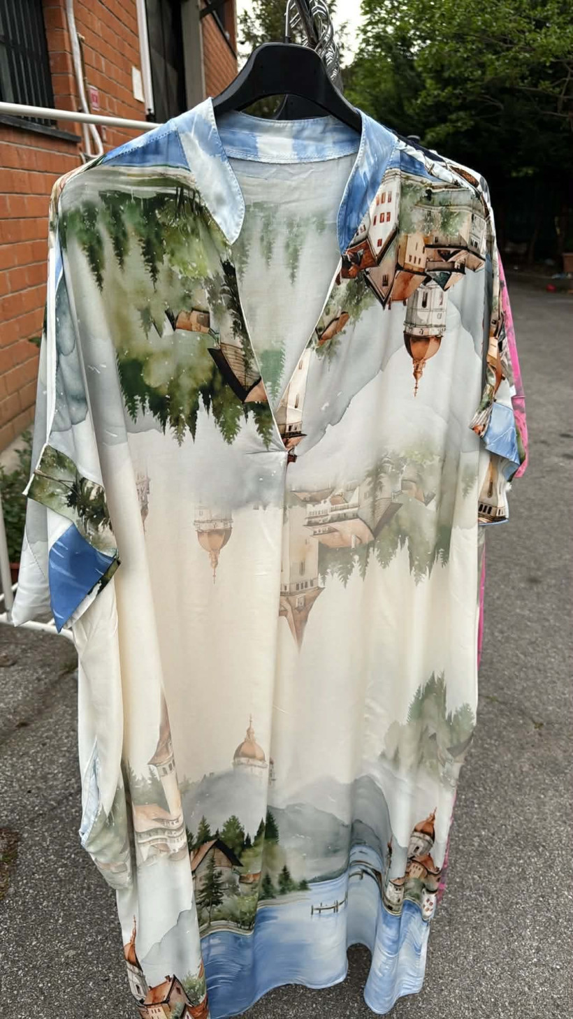 Italia nr 12 - Sukienka maxi - wzór miasto - 24584 - niebieska