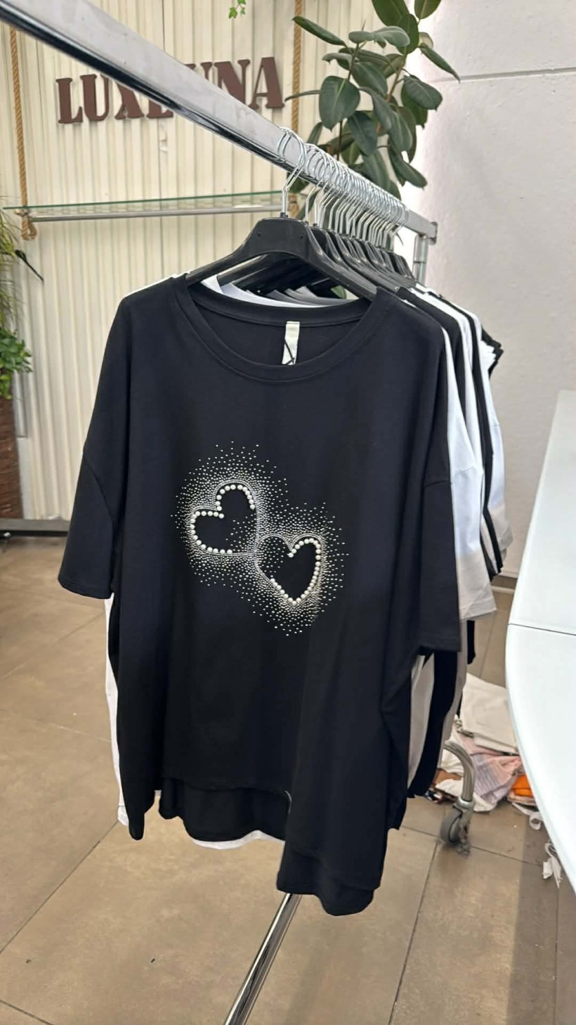 Italia nr 12 - Bluzka jednokolorowa ze srebrną aplikacją - serce - 39934 - czarna