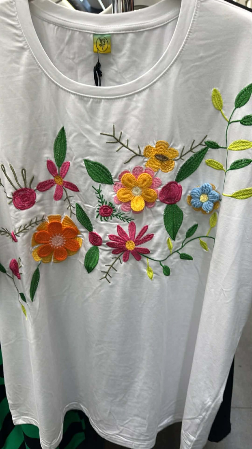 Italia nr 12 - Bluzka  jednokolorowa - wzór kwiaty 3d - 81024 - biała