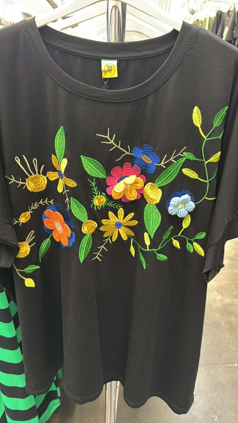 Italia nr 12 - Bluzka jednokolorowa - wzór kwiaty 3d - 81024 - czarna