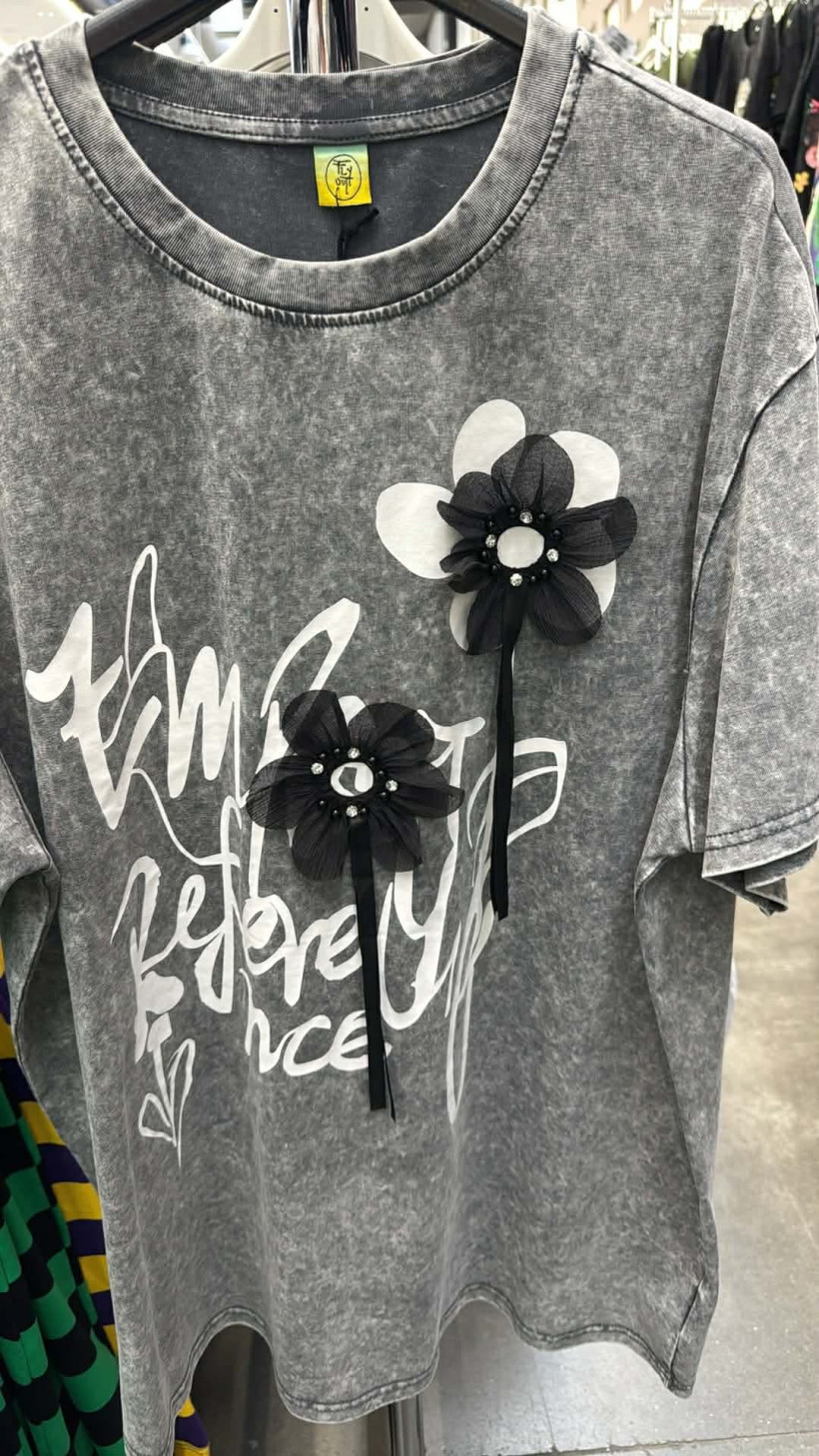 Italia nr 12 - Bluzka  jednokolorowa dekatyzowana - napisy i kwiaty - 81060 - popiel 