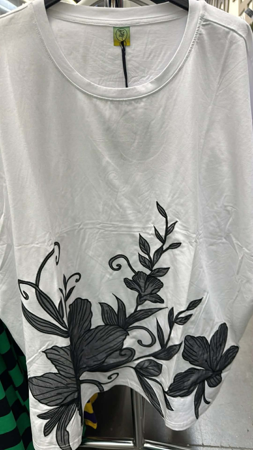 Italia nr 12 - Bluzka jednokolorowa - wyszywany kwiat - 1206 - biała