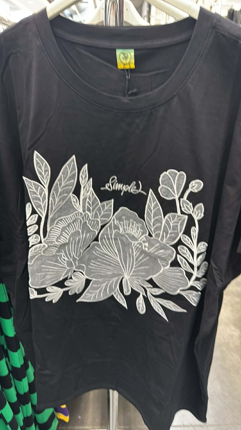 Italia nr 12 - Bluzka  jednokolorowa - wyszywany kwiat - 1207 - czarna