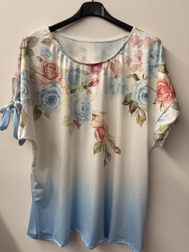 Italia nr 12 - Bluzka jednokolorowa cieniowana - kwiaty u góry Wł. 16308 - błękit