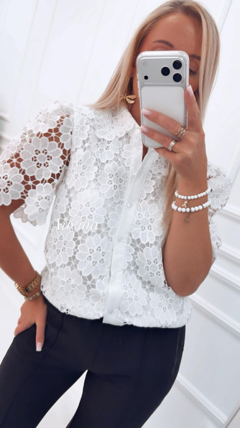 Bluzka z kołnierzykiem zapinana na guziki BL677 haftowane kwiaty biała