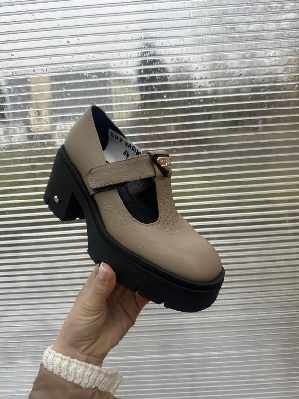 Karino 14- mokasyn na klinie z oddolnym zapinanym paskiem zielen