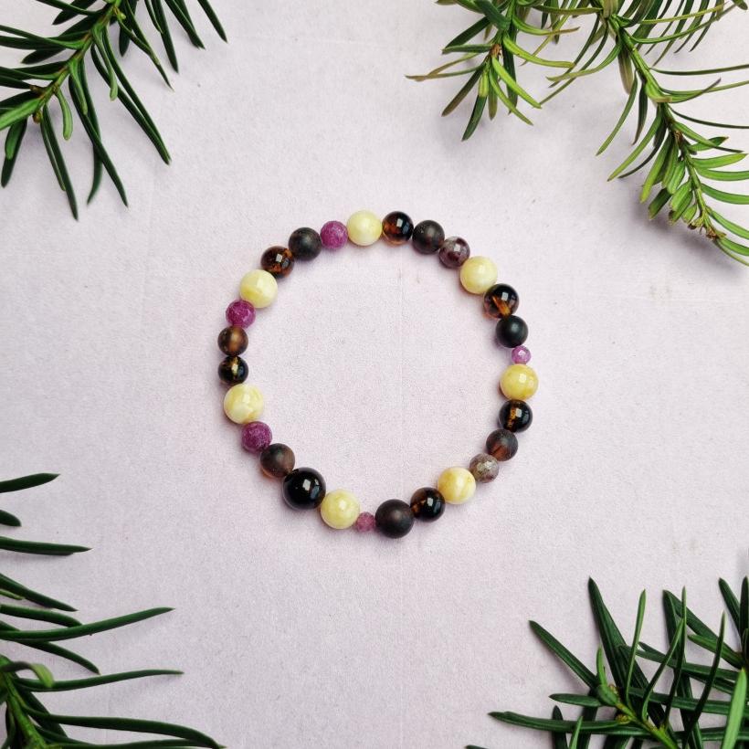 Bransoletka z naturalnego bursztynu bałtyckiego, kolorowy bursztyn i drobne akcenty, rękodzieło, prezent dla niej, biżuteria z duszą