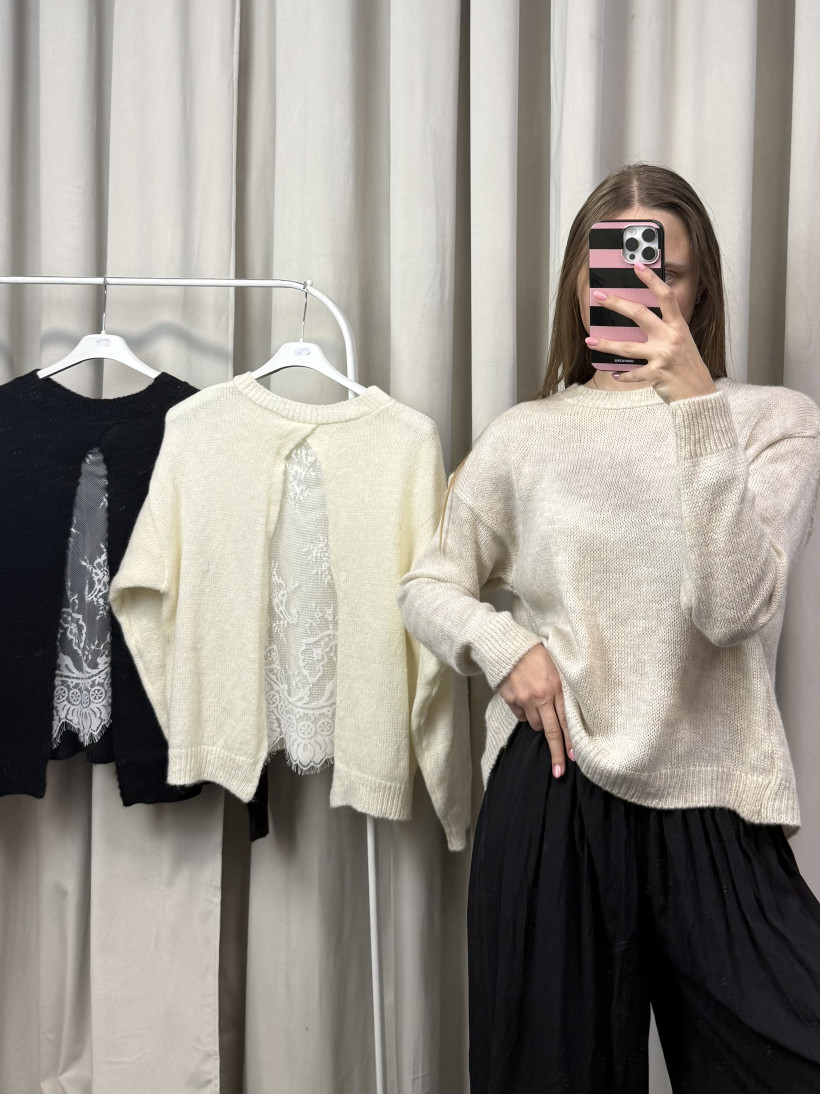Sweter z koronką z tyłu