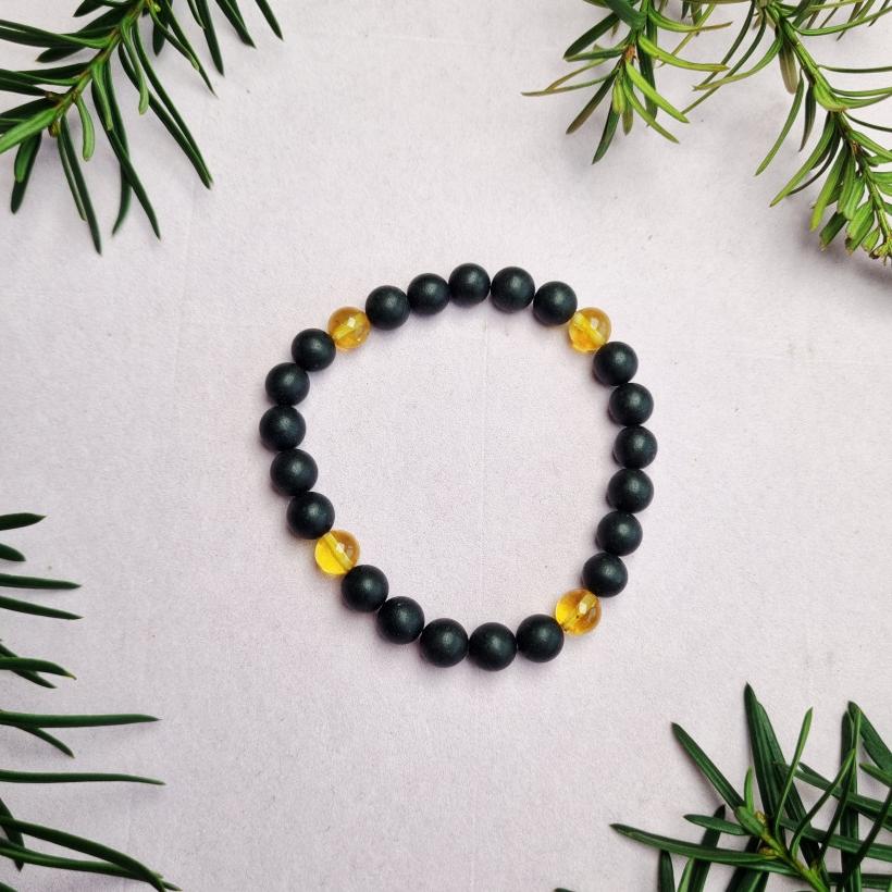 Elegancka bransoletka z czarnego i miodowego bursztynu bałtyckiego, matowe wykończenie, unikatowa biżuteria z bursztynu