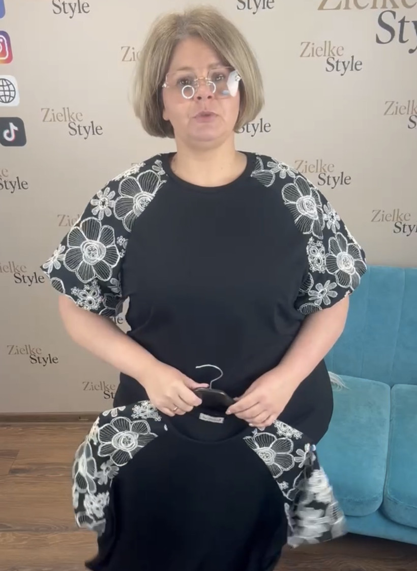 Italia nr. 12 -  Bluzka jednokolorowa wyszywane rękawy 260345 - czarna 