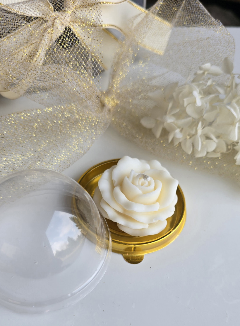 Podziękowanie róża w złotym.opakowaniu