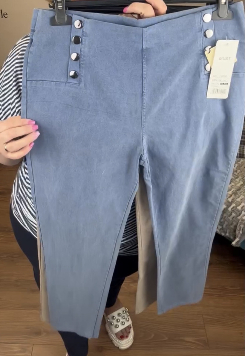 Spodnie jednokolorowe na gumie w tyle, guziki ozdobne z przodu, must - 4xl/5xl // 5xl/6xl - 2002 - jeans