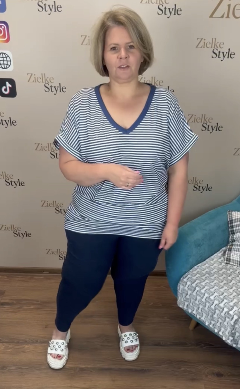 Spodnie jednokolorowe na gumie w tyle, guziki ozdobne z przodu, must - 4xl/5xl // 5xl/6xl - 2002 - granat