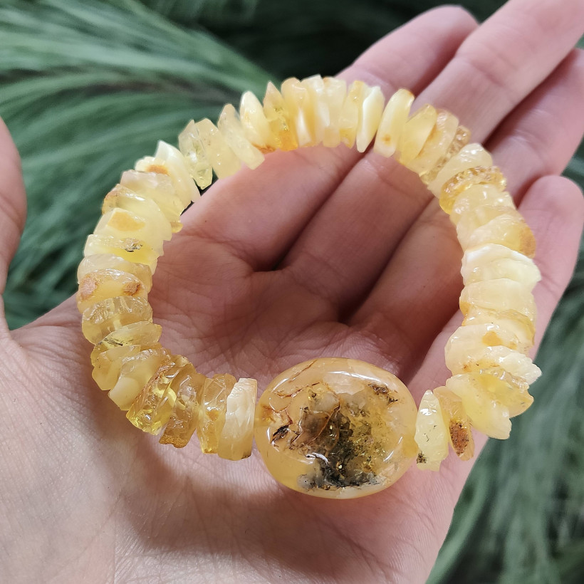 Ekskluzywna bransoletka z mlecznego bursztynu bałtyckiego, centralny kamień z inkluzją, unikalna biżuteria handmade, naturalny bursztyn prezent dla niej