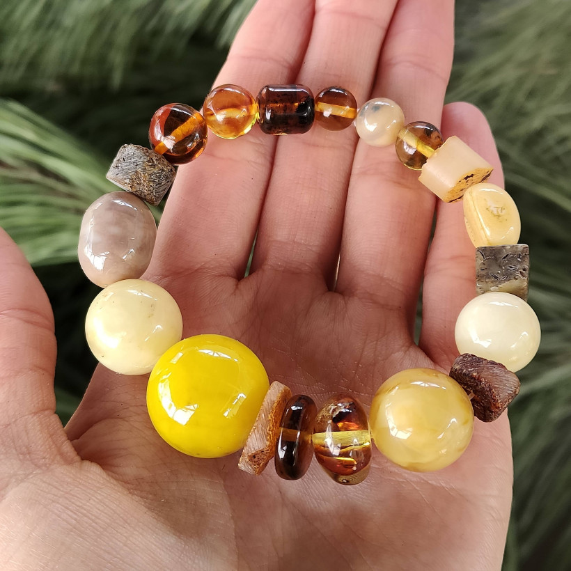 Artystyczna bransoletka z naturalnego bursztynu bałtyckiego, unikalna kompozycja koralików i bryłek, biżuteria handmade z bursztynem, prezent dla niej
