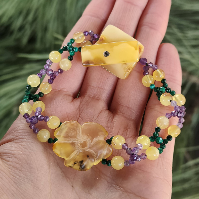 Artystyczna bransoletka z rzeźbionym bursztynem bałtyckim i kamieniami naturalnymi, unikatowa biżuteria kwiatowa, luksusowy prezent dla niej, handmade
