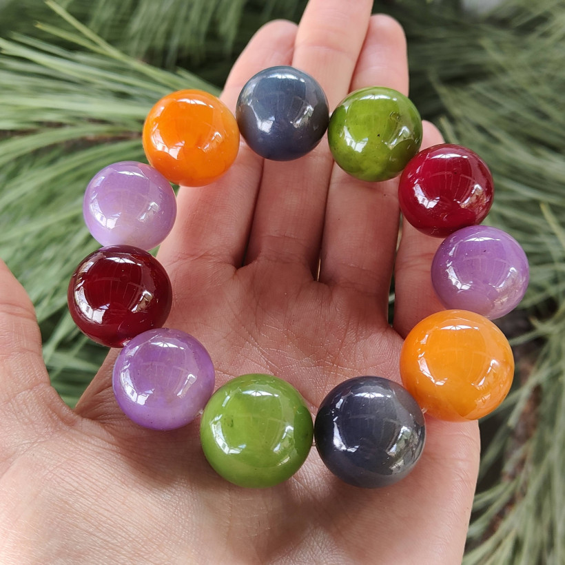 Artystyczna bransoletka z dużych kul bursztynu bałtyckiego, kolorowy bursztyn modyfikowany, unikatowa biżuteria handmade, radosny prezent dla niej