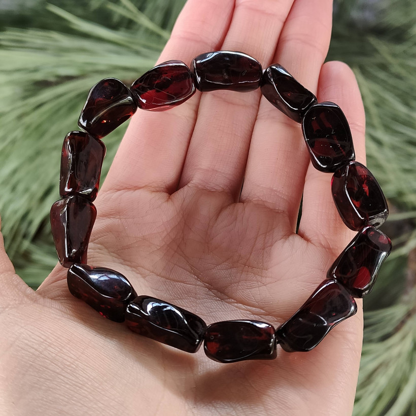 Ekskluzywna bransoletka z wiśniowego bursztynu bałtyckiego, polerowane bryłki w kolorze głębokiego rubinu, unikalna biżuteria handmade, elegancki prezent dla niej