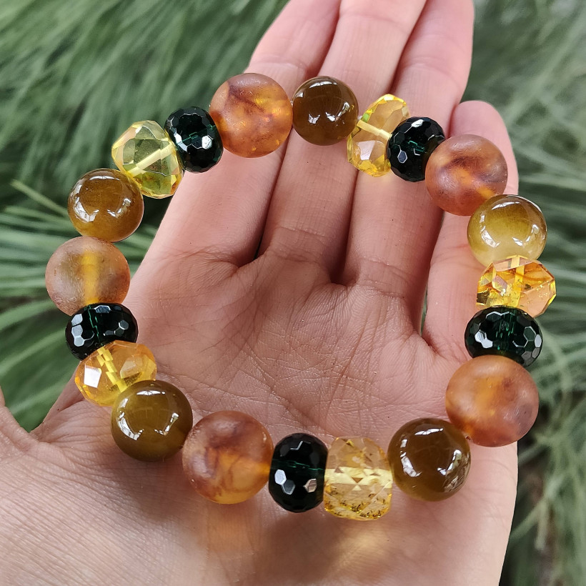 Artystyczna bransoletka z bursztynu bałtyckiego, fasetowane czarne i miodowe koraliki, matowe i polerowane kule bursztynowe, unikatowa biżuteria boho, prezent handmade