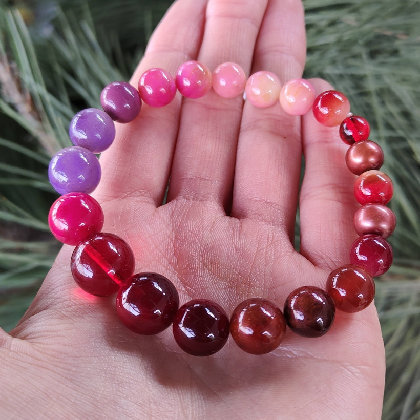 Artystyczna bransoletka z bursztynu bałtyckiego, gradient odcieni różu i czerwieni, unikatowa biżuteria handmade, kobiecy prezent z naturalnego bursztynu