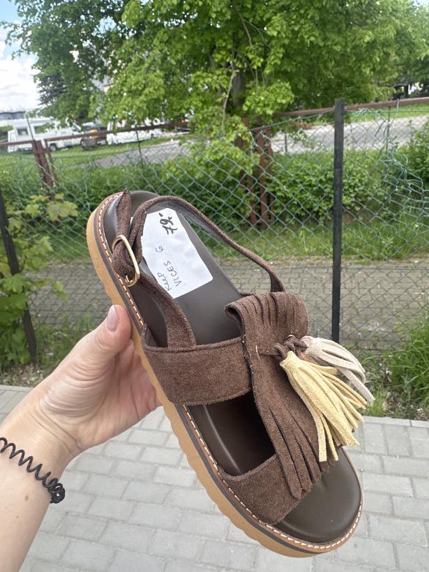 VICES 6 sandał brązowy z frędzlami korytko Q7201-54 brown