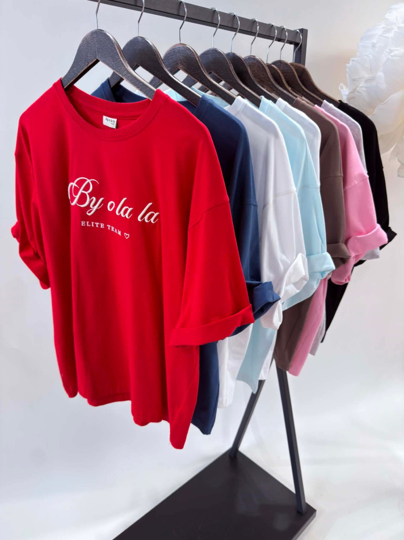 By o la la..! t-shirt oversize z napisem